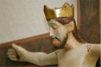Detail unseres Altarkruzifixus: Das Kreuz ist des Erlsers Thron.